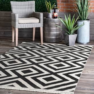 Diamond Mesh Fringed Indoor/Outdoor Rug secondary image