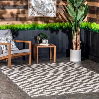 Indoor/Outdoor Diamond Trellis Rug secondary image