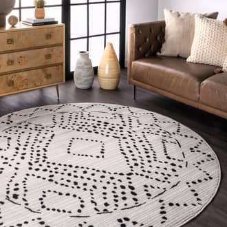 6' Dotted Diamond Trellis Rug secondary image