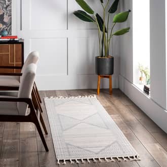 Rugs USA Beige Sandscript Tarnished Medallion Tassel rug - Traditional Run