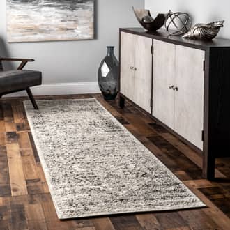 2' 6" x 8' Vintage Medallion Rug secondary image