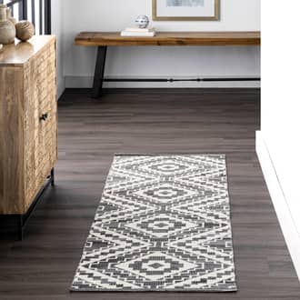 2' x 6' Aztec Trellis Rug secondary image