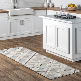 2' 6" x 8' Cowhide Diamond Trellis Rug secondary image