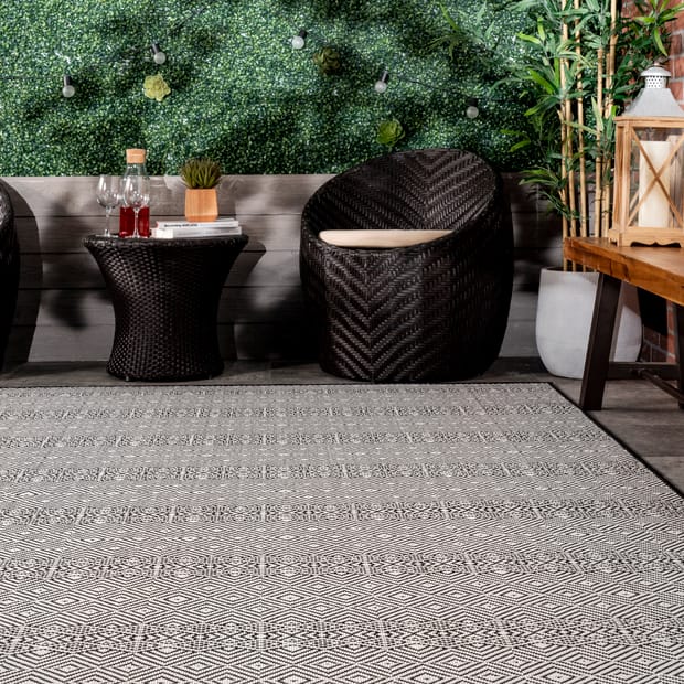 nuLOOM Myka Checkered Black and White 4 ft. x 6 ft. Indoor/Outdoor Area Rug