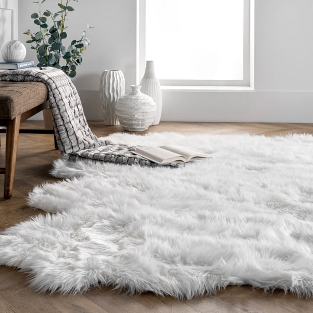 Downy Faux Sheepskin Octo White Rug, White Faux Fur Rug Bedroom