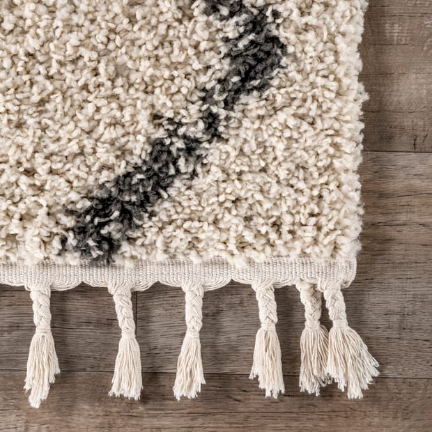 Temara Simple Trellis With Braided Tassels Off White Rug