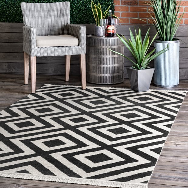 Brunch Diamond Mesh Fringed Indoor/Outdoor Black Rug