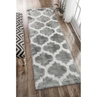 Gray Serenity Faux Sheepskin Trellis rug - Geometric Runner 2' 6in x 8'