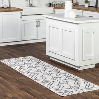 Ivory Rain Haven Roxanne Washable Geometric rug - Contemporary Runner 2' 6in x 8'