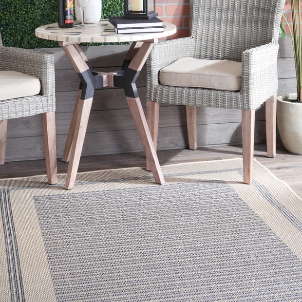 Sunglade Bordered Solid Indoor/Outdoor Light Gray Rug